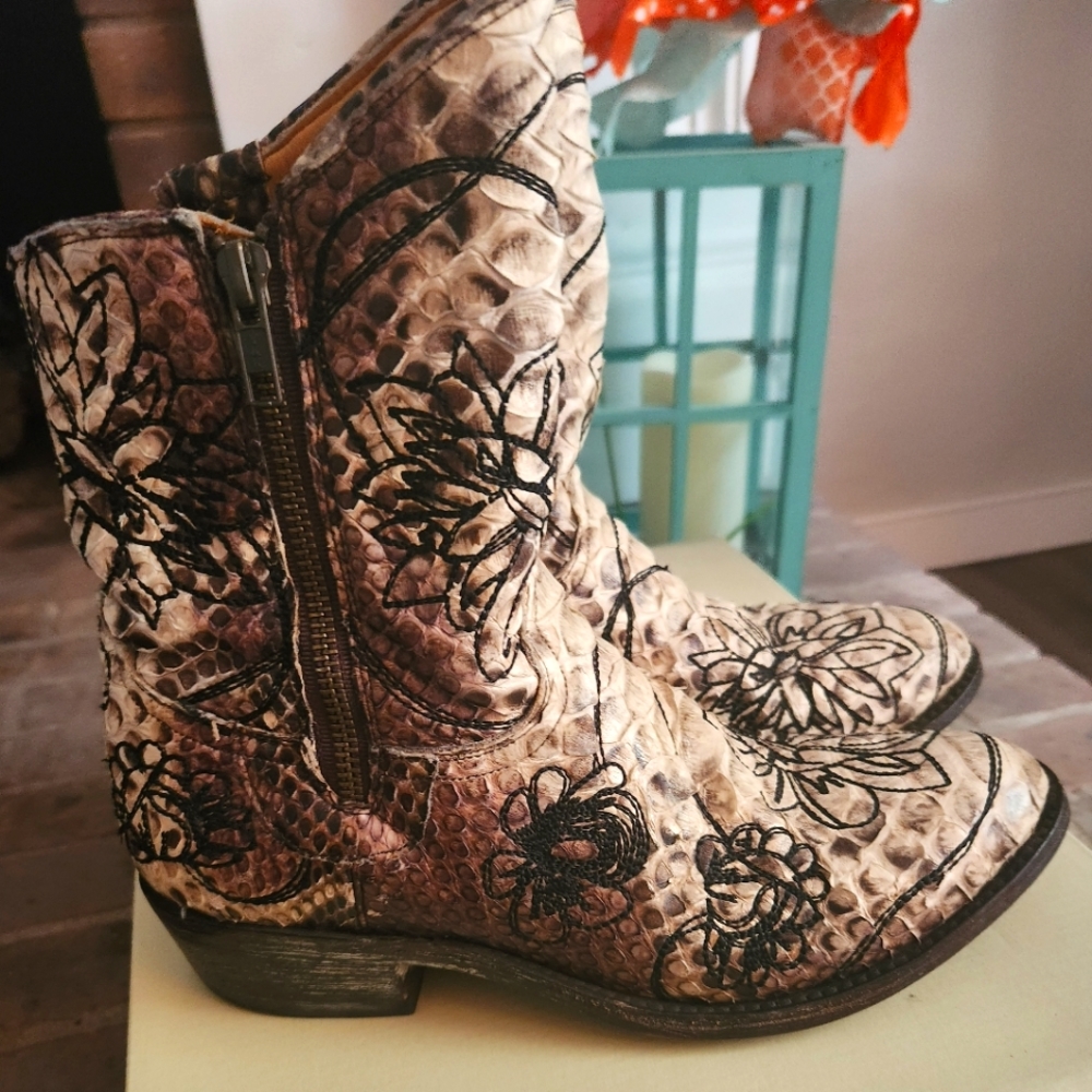 Old Gringo Vintage Natural Python 8" zippered booties L-544-5